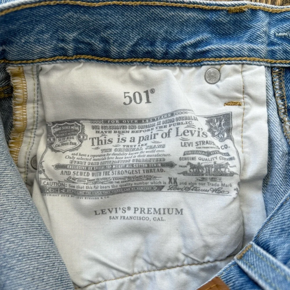 Levi’s 501 Original Straight Leg Jeans in Light Wash - Size 28 - Picture 5 of 7